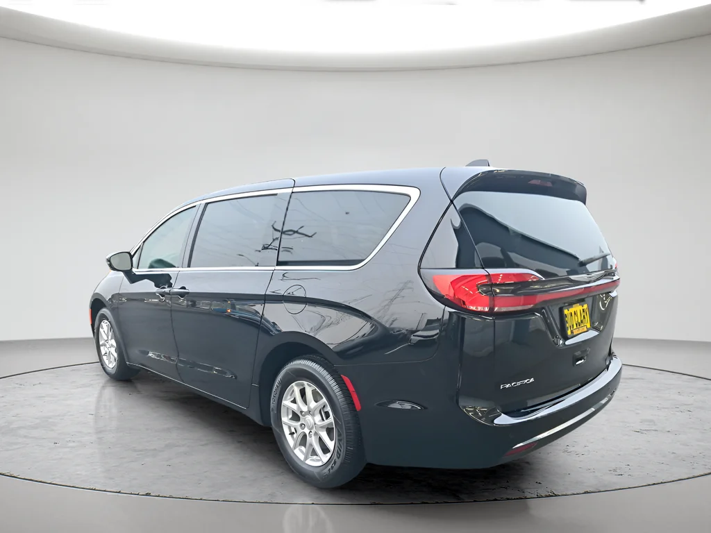 New 2026 Diamond Black Crystal Pearl-Coat Exterior Paint Chrysler Select image 5