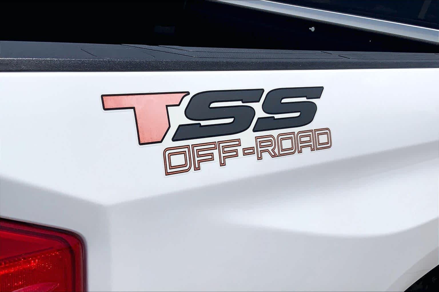 Used 2017 Super White Toyota SR5 image 10