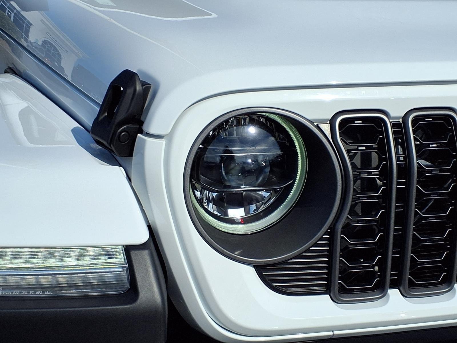 New 2026 Bright White Clear-Coat Exterior Paint Jeep Sahara image 13