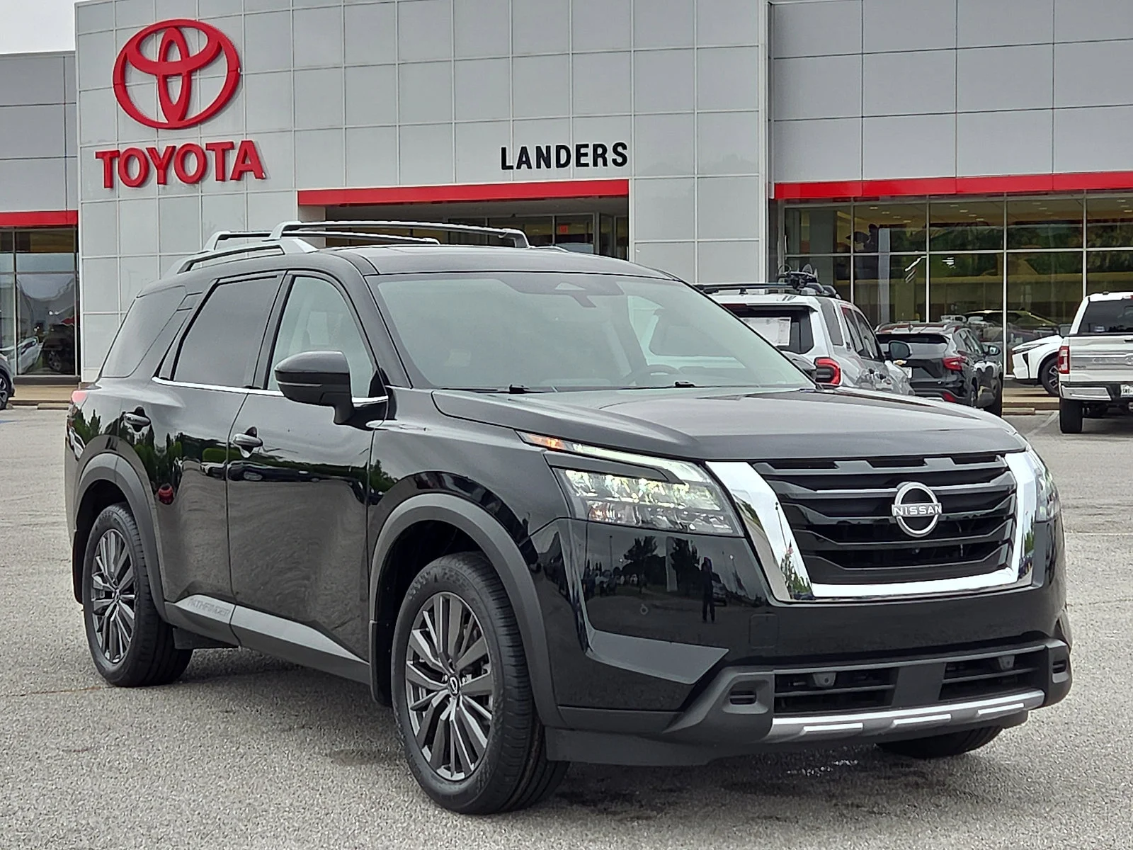 2025 Nissan Pathfinder SL 2WD's photo