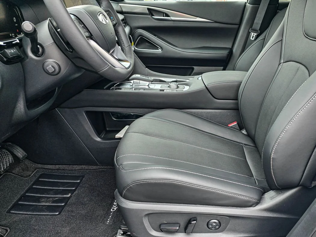 New 2027 2T RAD WHT INFINITI Sport AWD image 11