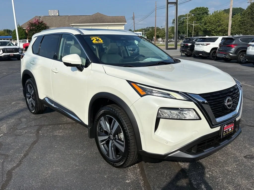 Used 2023  Nissan SL image 10