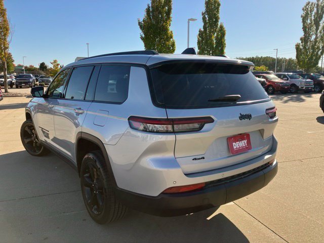 Used 2023 Silver Zynith Jeep Altitude image 7