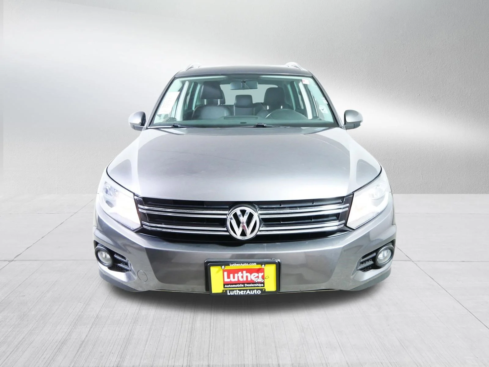 Used 2014 Pepper Gray Metallic Volkswagen SE image 2