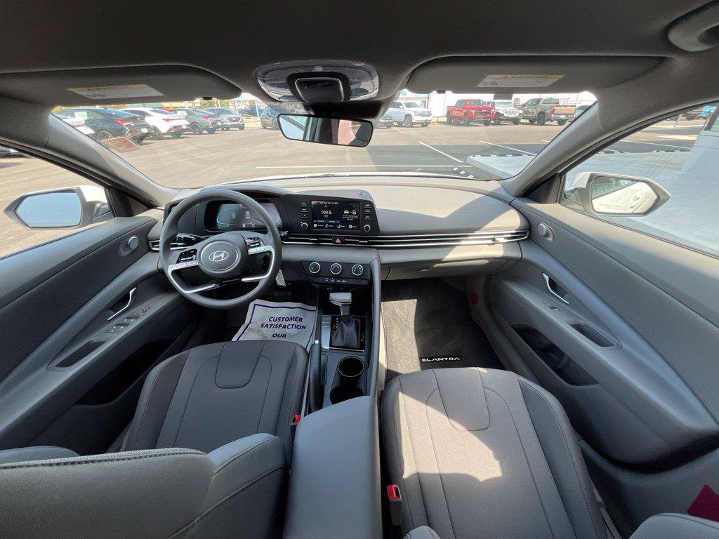 New 2026 White Hyundai SE image 22