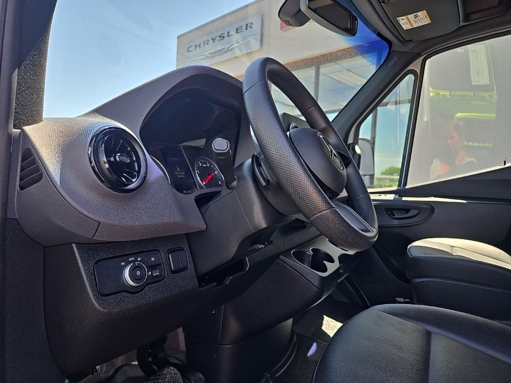 Used 2025  Mercedes-Benz Cargo 144 WB image 35