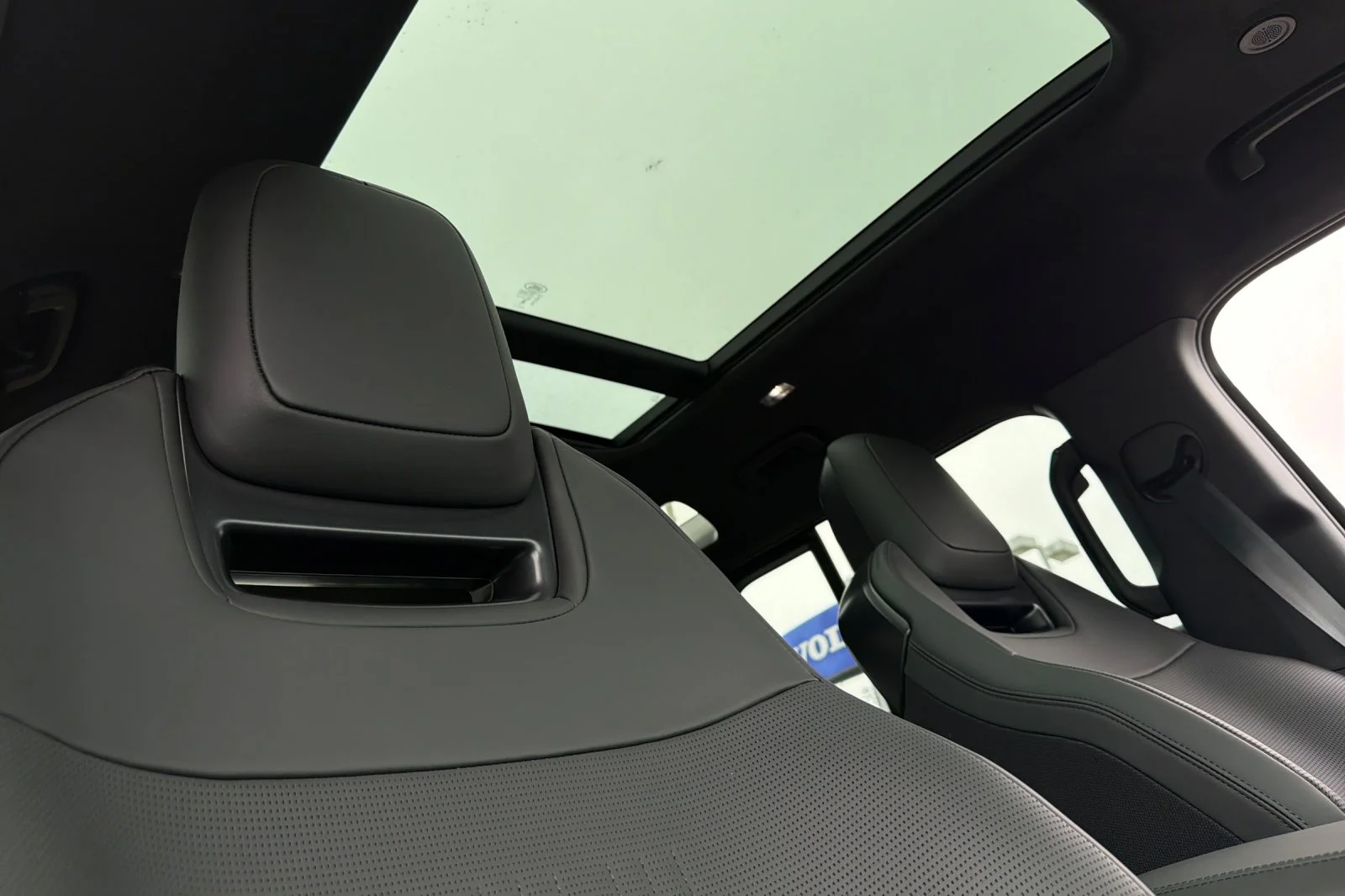 2026 Land Rover Defender OCTA Black - Photo 17