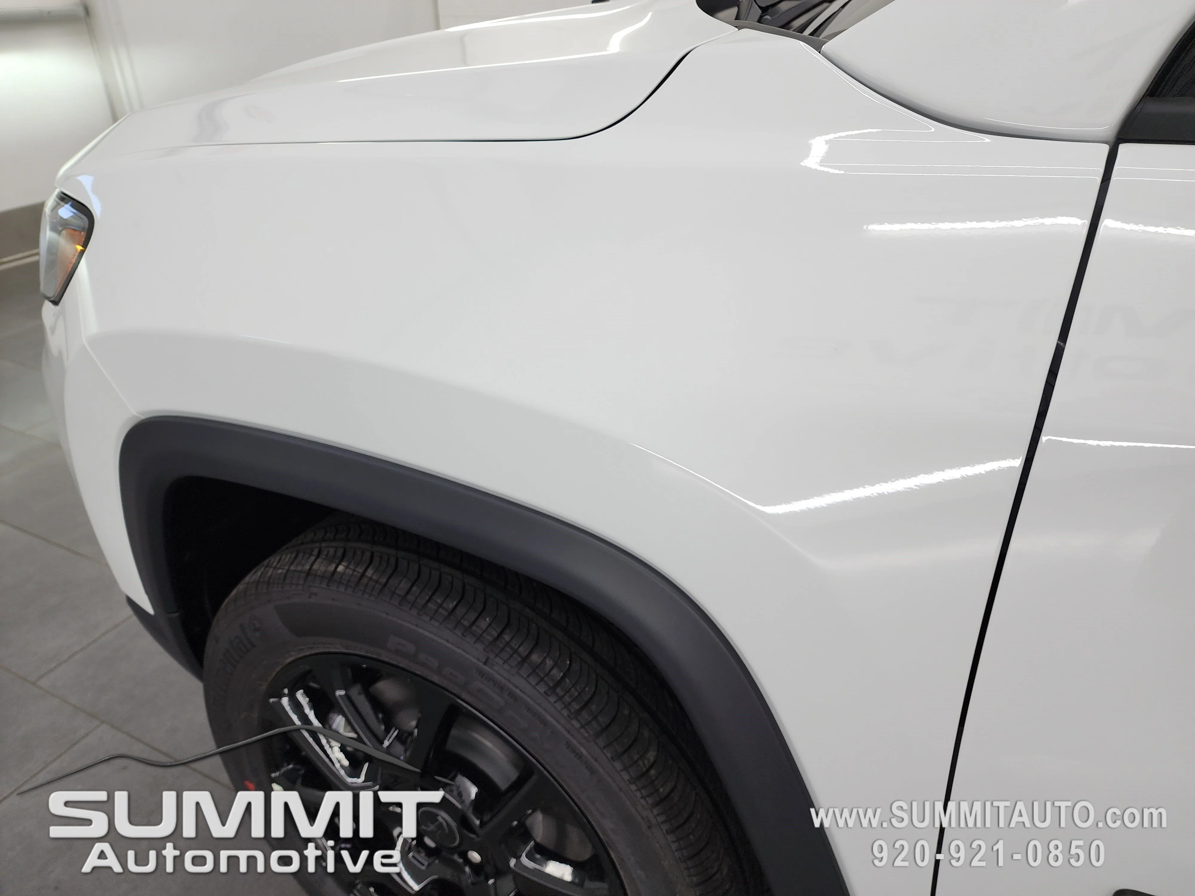 New 2026 Bright White Clearcoat Jeep Latitude image 35
