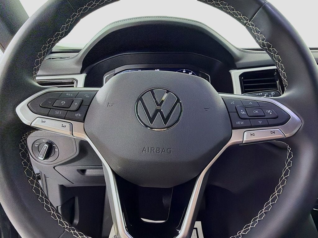 Used 2022 Pure Gray Volkswagen 3.6L V6 SE w/Technology 4MOTION image 11