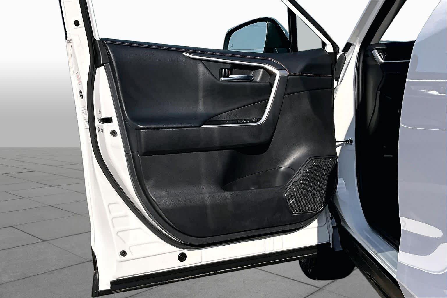Used 2025 Ice Cap Toyota Hybrid XLE image 21