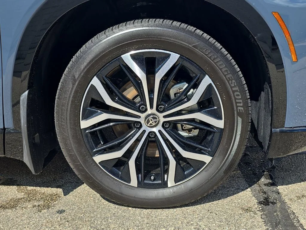 Used 2025 White Toyota XLE image 41