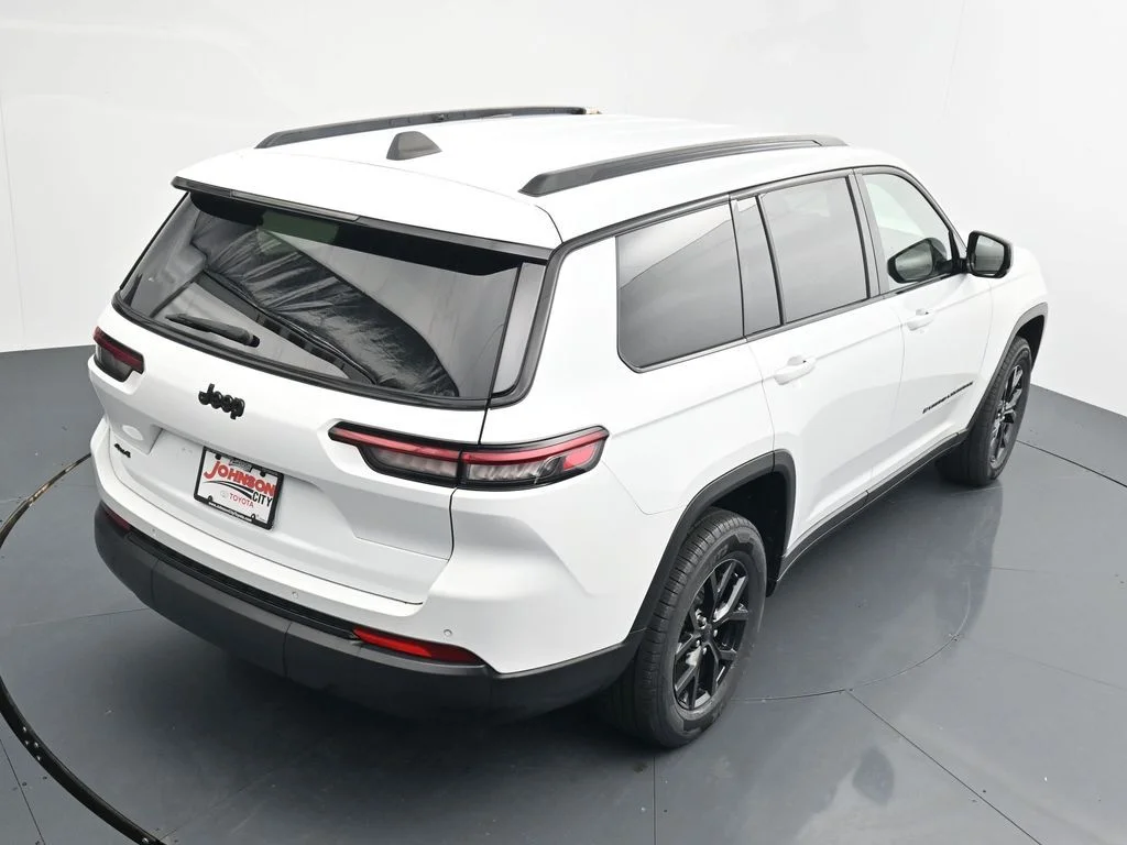Used 2024 White Jeep Altitude image 25