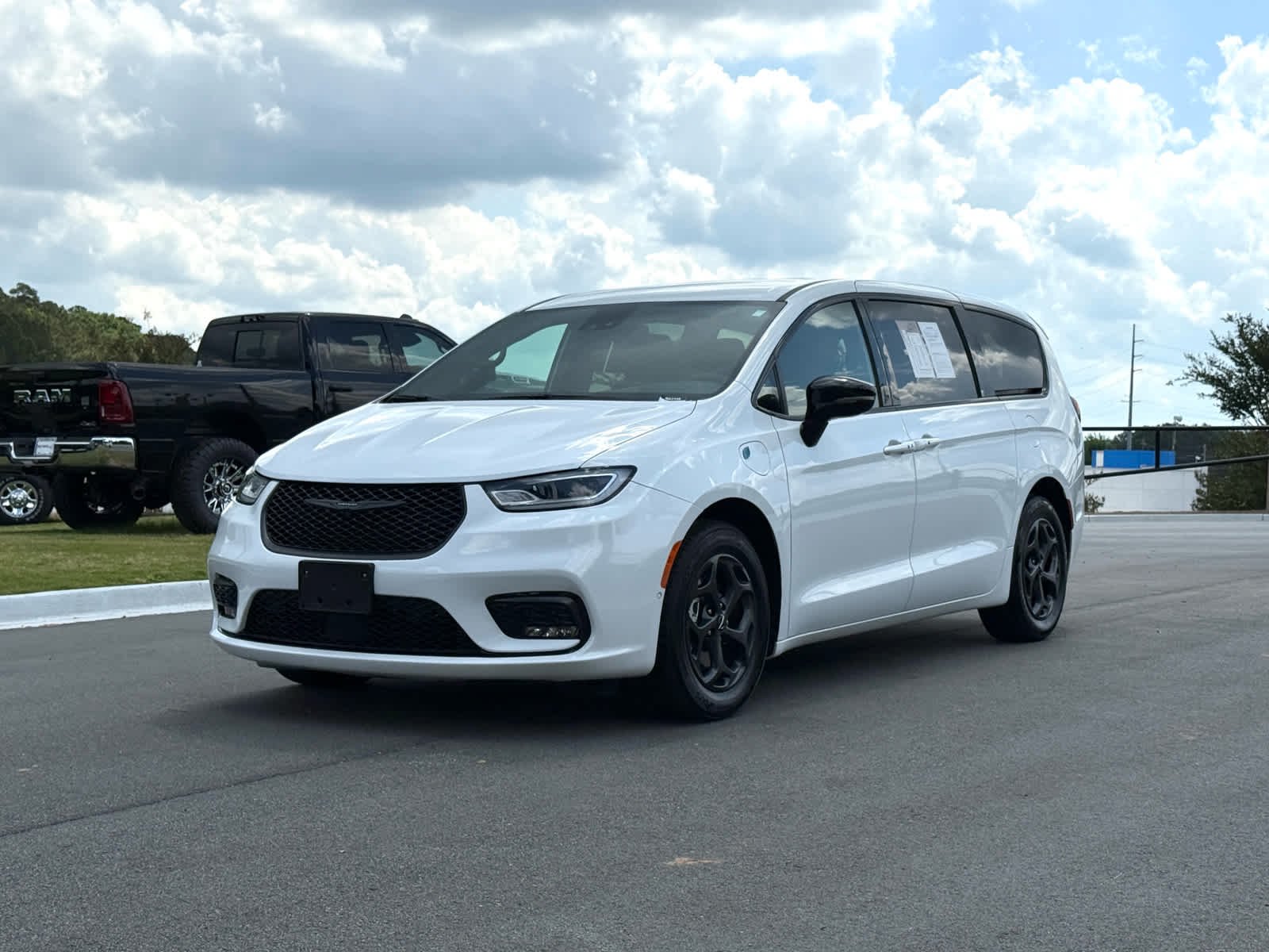 2024 Chrysler Pacifica Hybrid Select S-Appearance PHEV's photo