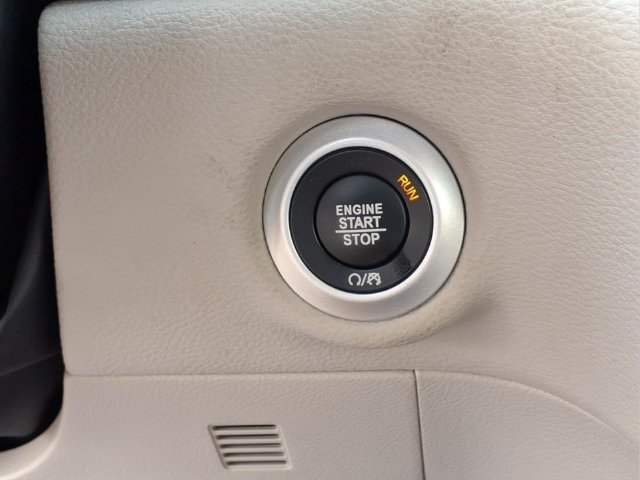 Used 2024  Chrysler Hybrid Select image 10