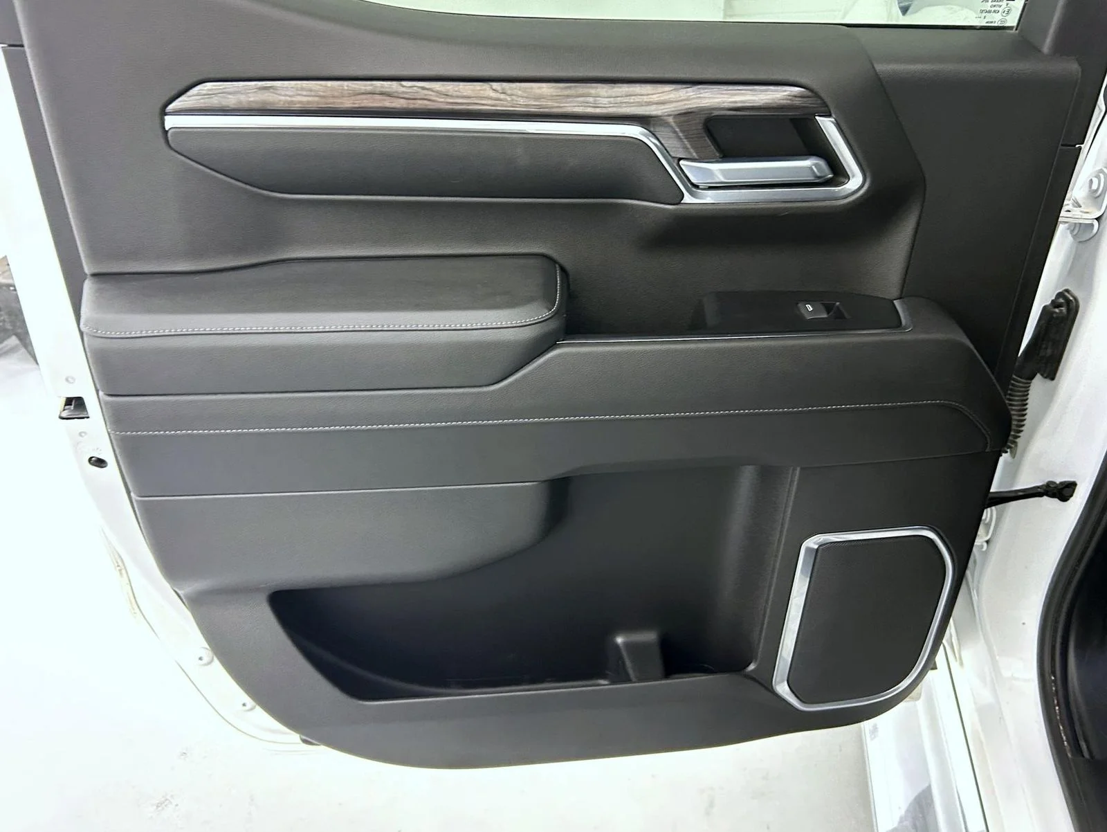 Used 2023 White Chevrolet LTZ image 20