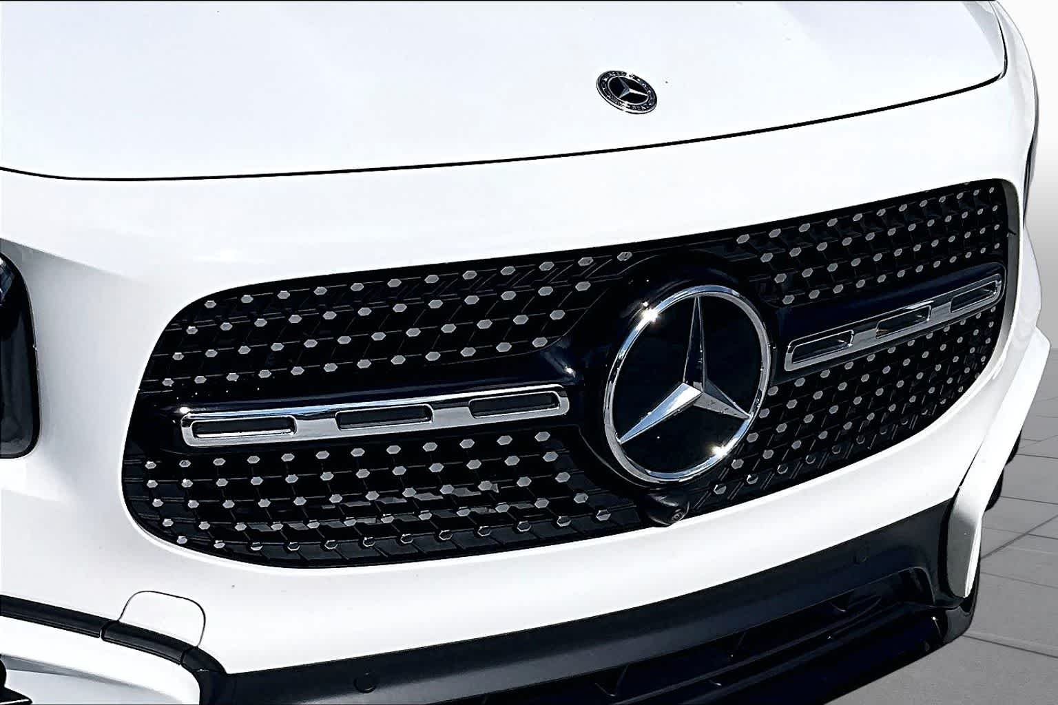 Used 2025 Polar White Mercedes-Benz GLB 250 image 29