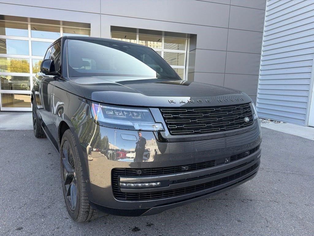 Used 2025 Carpathian Gray Premium Metallic Land Rover SE image 3
