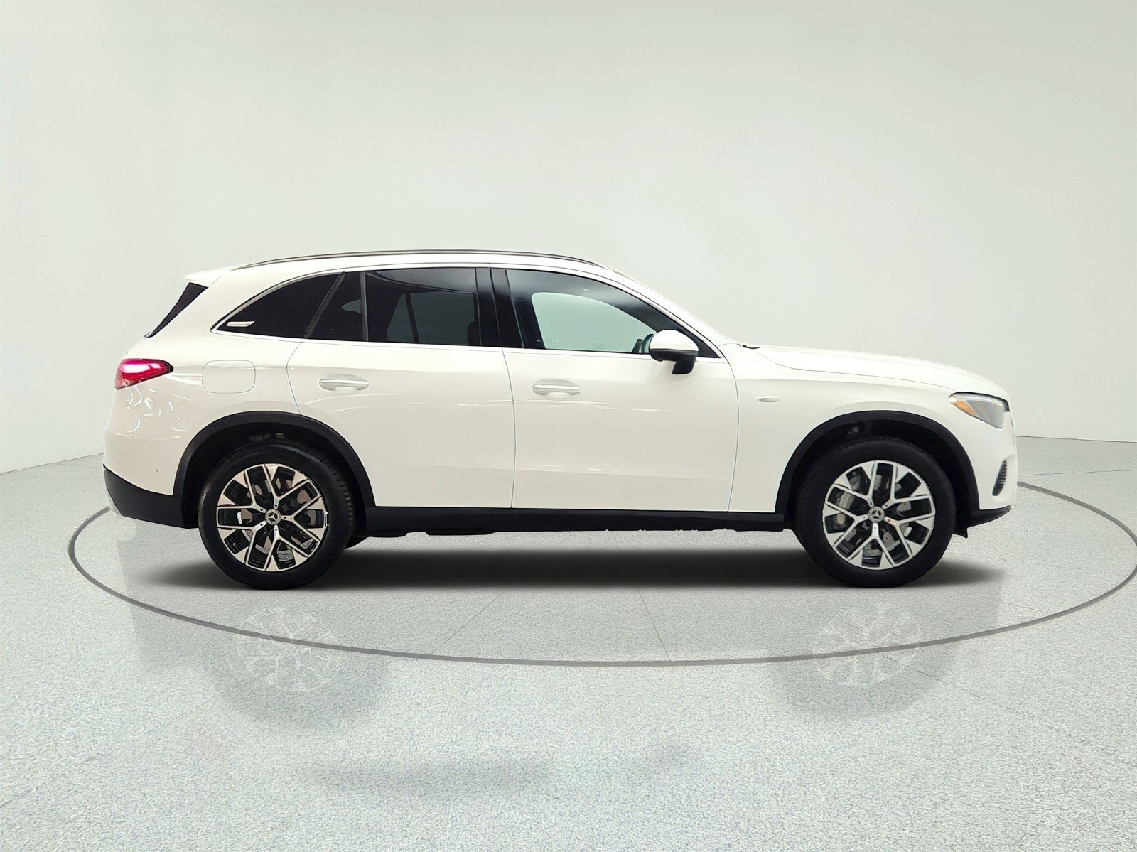 Used 2025 Polar White Mercedes-Benz GLC 350e 4MATIC® SUV image 4
