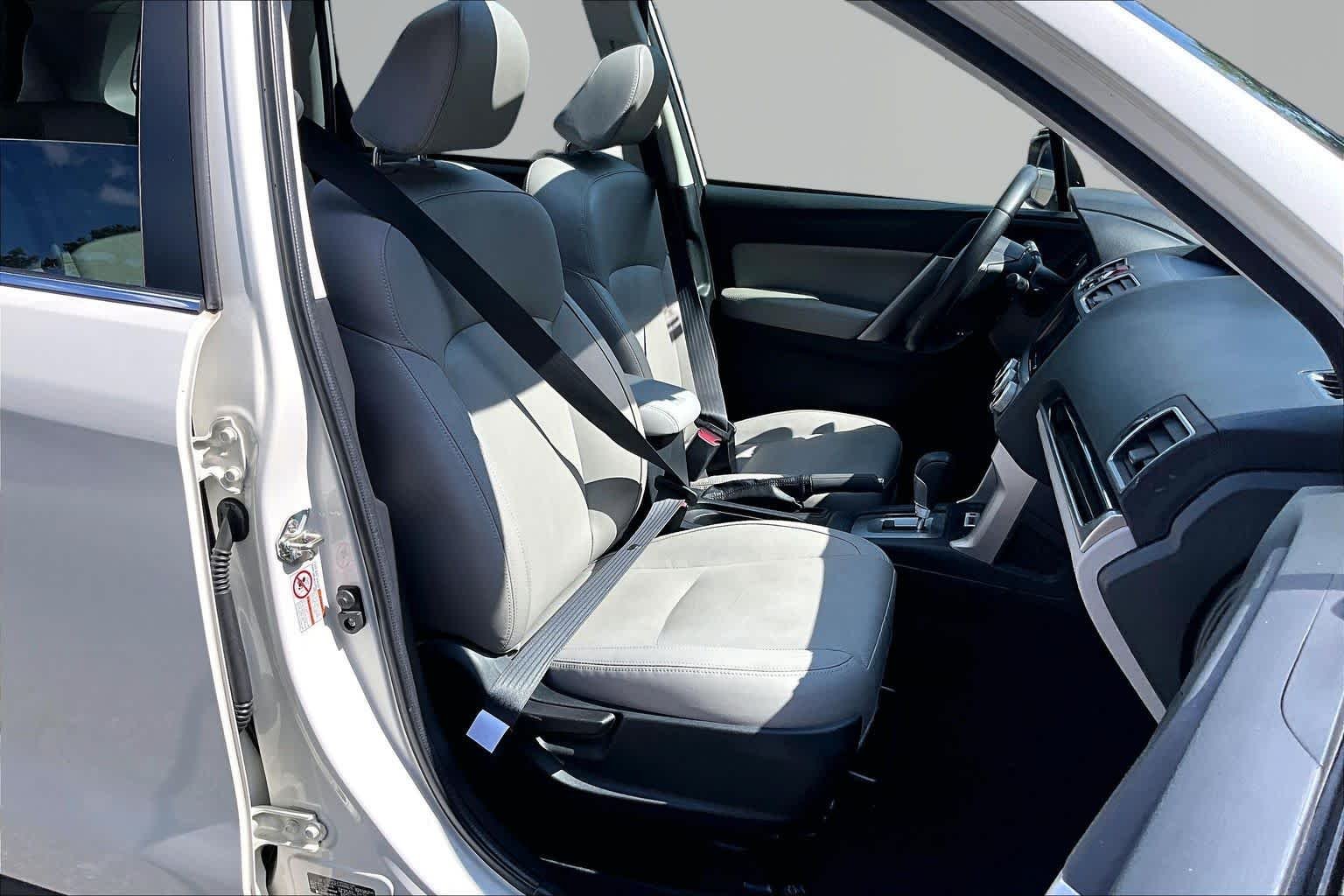 Used 2018 Crystal White Pearl Subaru Limited image 9