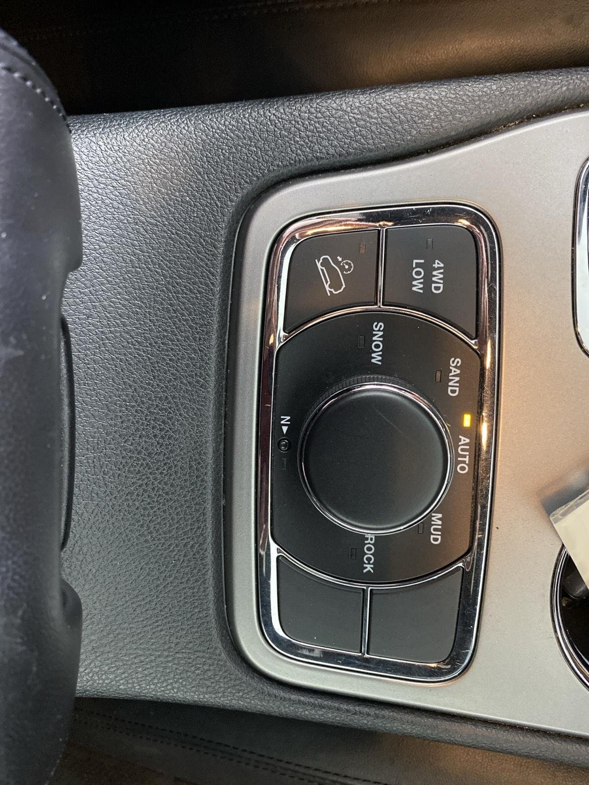 Used 2020 Diamond Black Crystal Pearlcoat Jeep North image 26