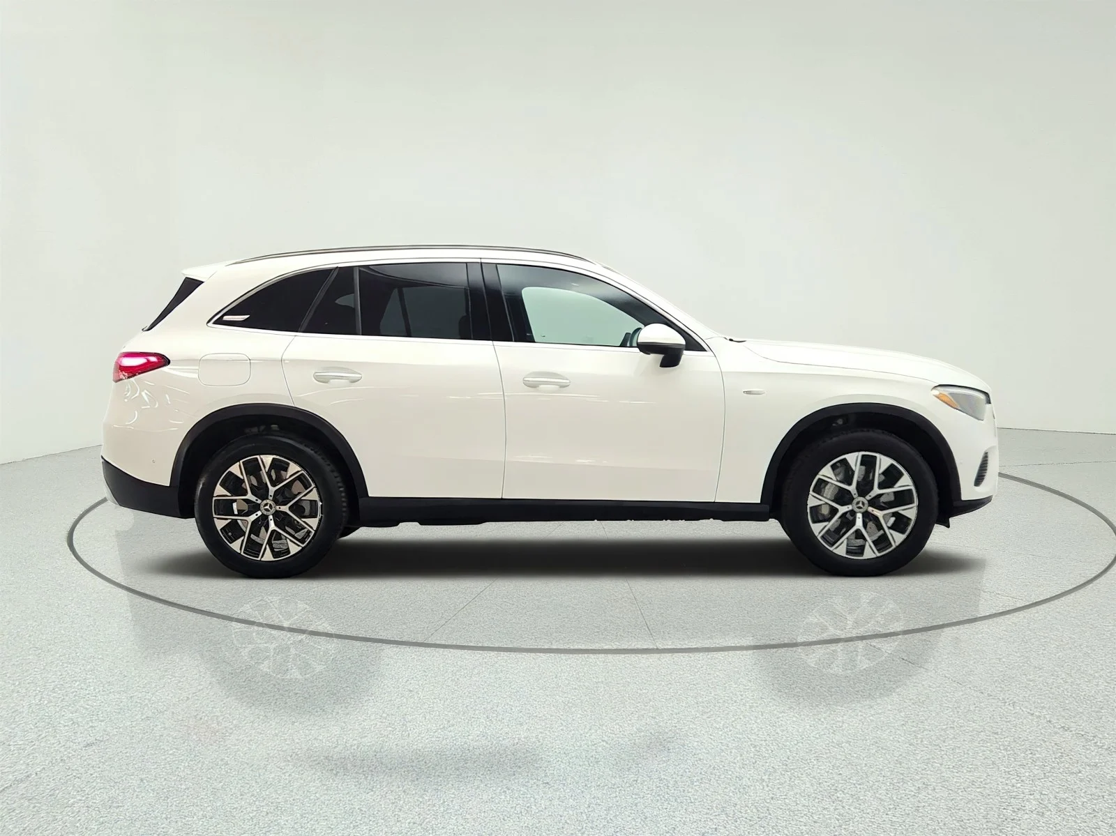 Used 2025 Polar White Mercedes-Benz GLC 350e 4MATIC® SUV image 4