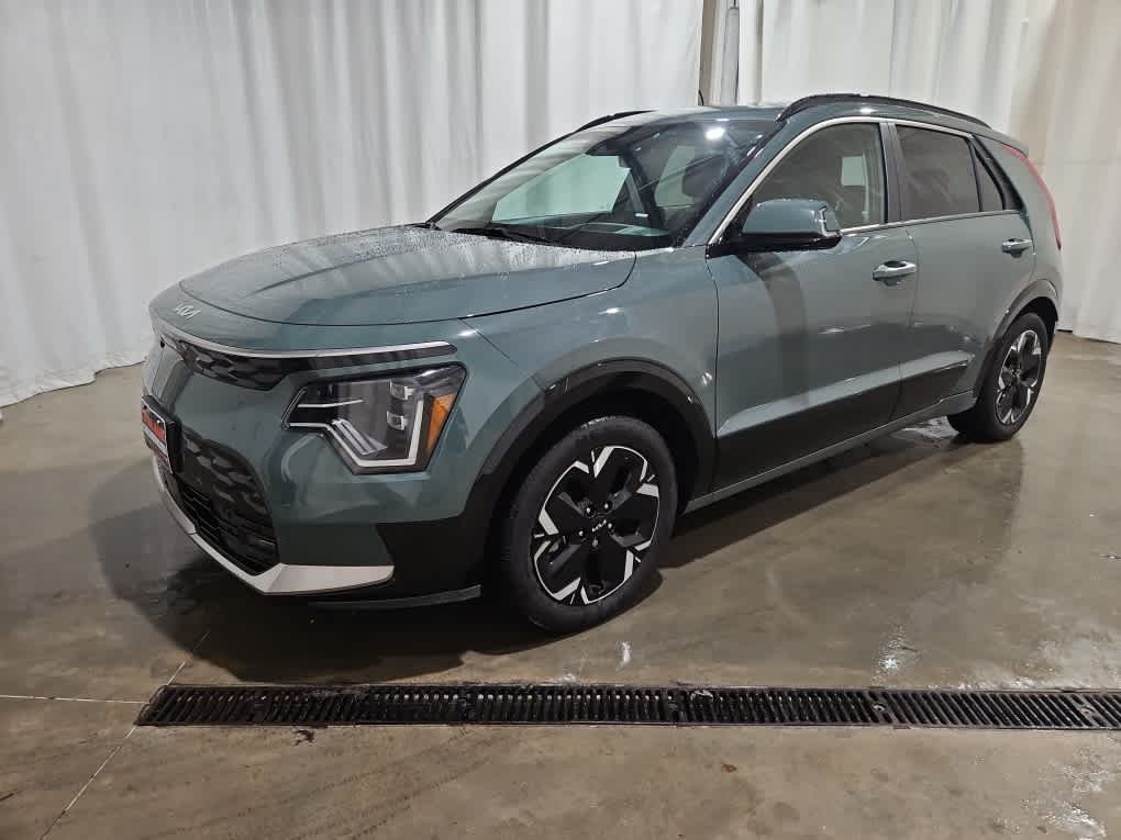 Used 2023 Cityscape Green Kia Wave image 3