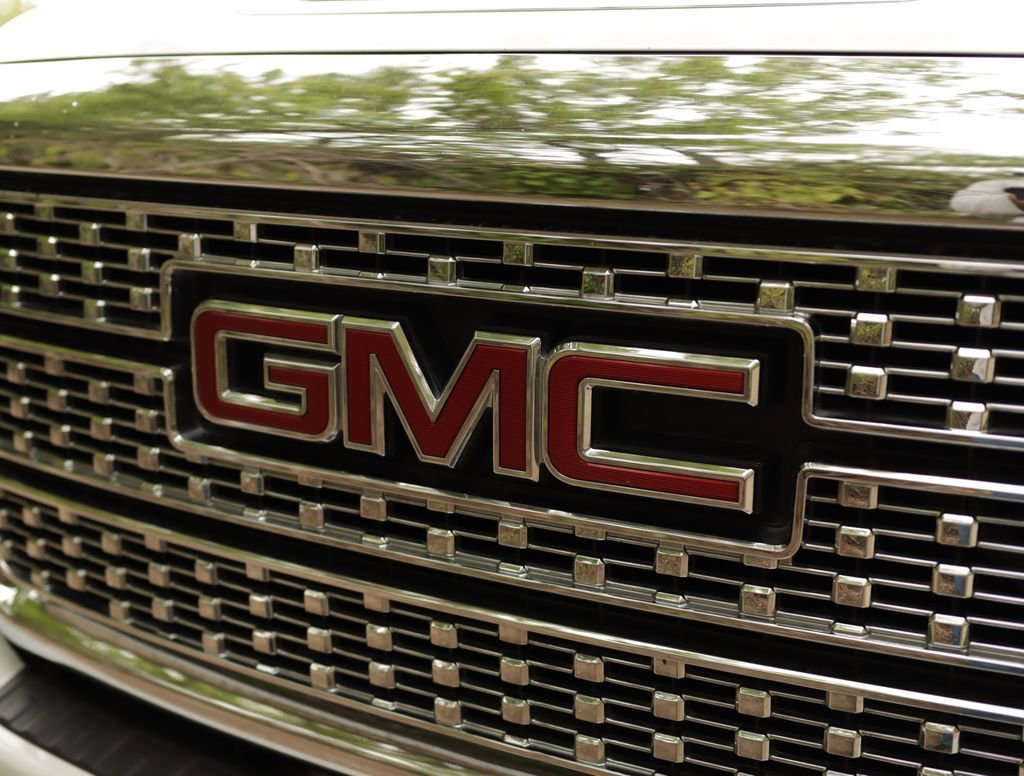 Used 2019 SUMMIT WHITE GMC Denali image 37