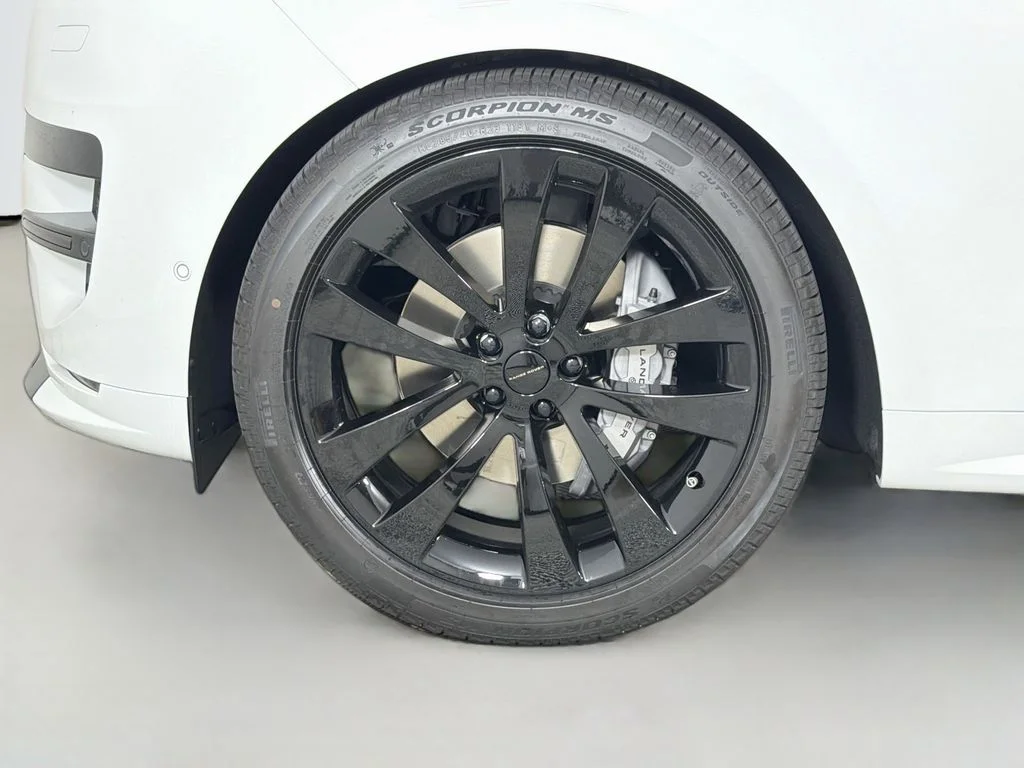 New 2026 Fuji White Land Rover Dynamic SE image 33