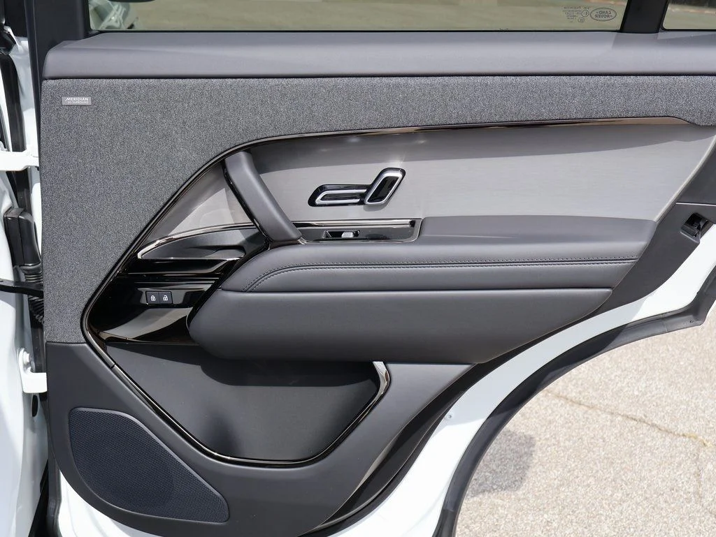 New 2025 Fuji White Land Rover Dynamic SE image 16
