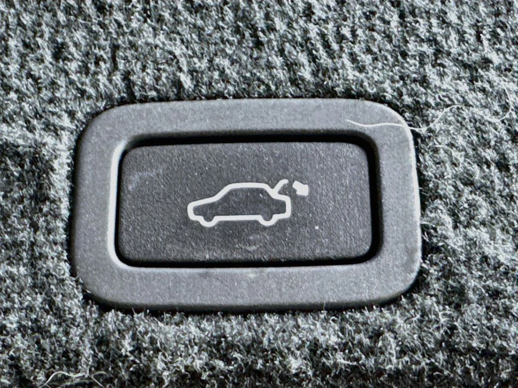 Used 2014 Silver Volvo  image 32