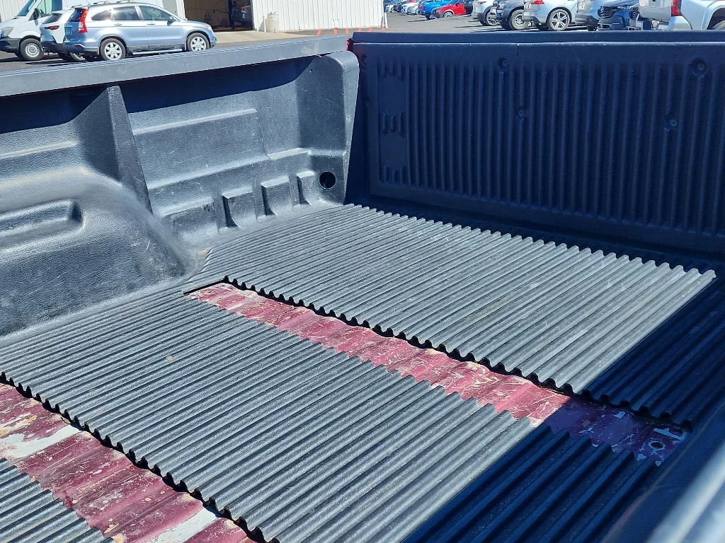 Used 2004 Red Ford  image 12