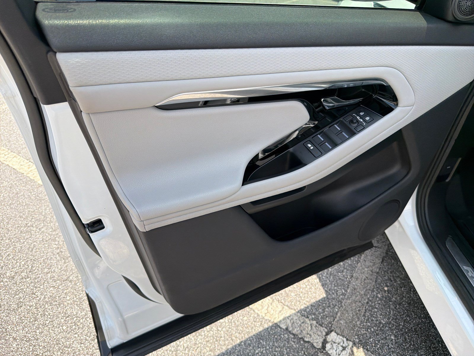Used 2023 Fuji White Land Rover R-Dynamic S image 10