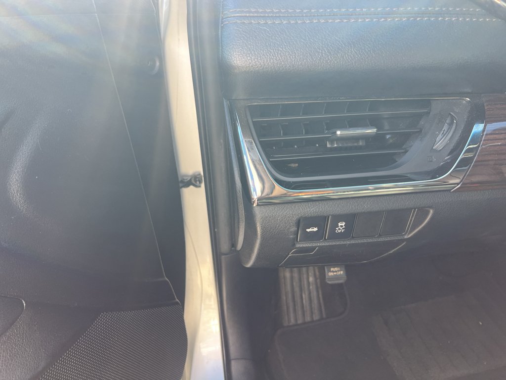 Used 2013 Classic Silver Metallic Toyota XLE Premium image 7