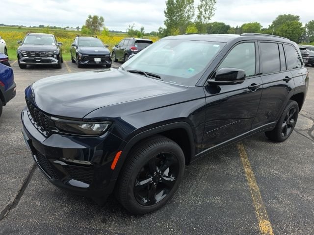 Used 2024 Midnight Sky Jeep Limited image 10