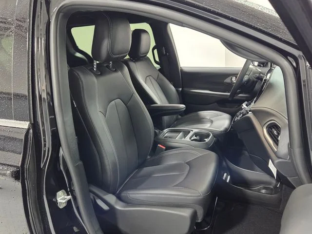 New 2027 Diamond Black Crystal Pearl-Coat Exterior Paint Chrysler Select image 18