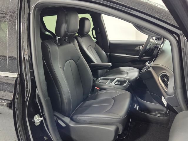 New 2027 Diamond Black Crystal Pearl-Coat Exterior Paint Chrysler Select image 18