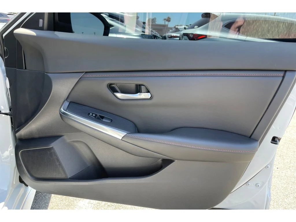 Used 2022 Aspen White TriCoat Pearl Nissan SR image 18
