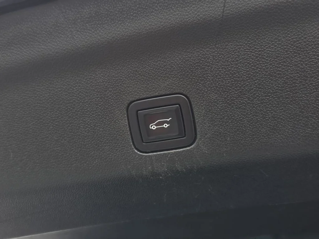 Used 2022 Black Chevrolet Z71 image 39