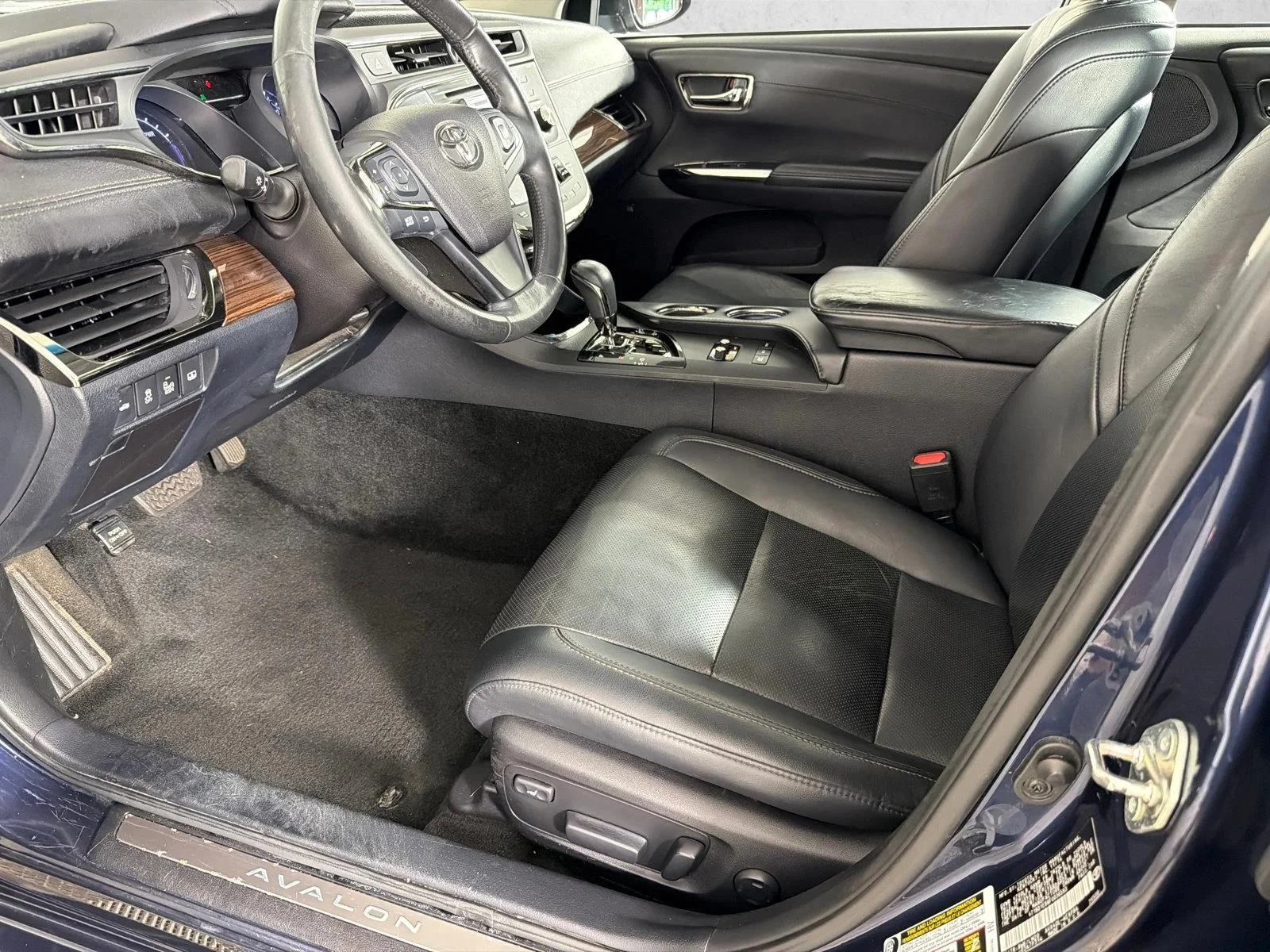 Used 2015 White Toyota XLE Touring image 11