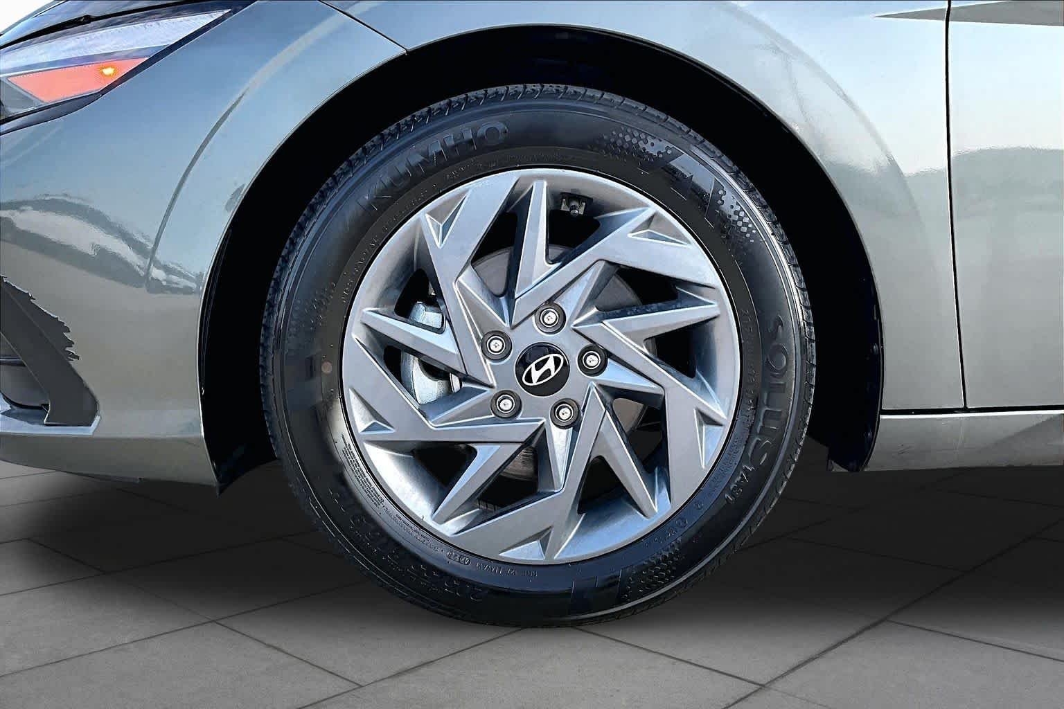 Used 2024 Amazon Gray Hyundai SEL image 11