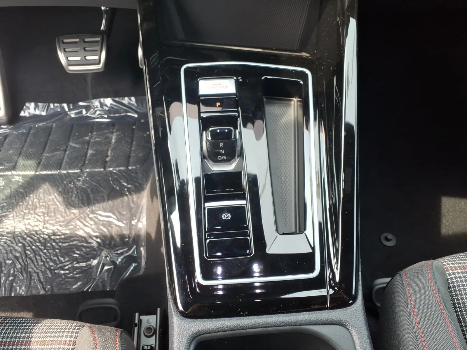 New 2026 Mythos Black Metallic Volkswagen 2.0T S DSG image 9