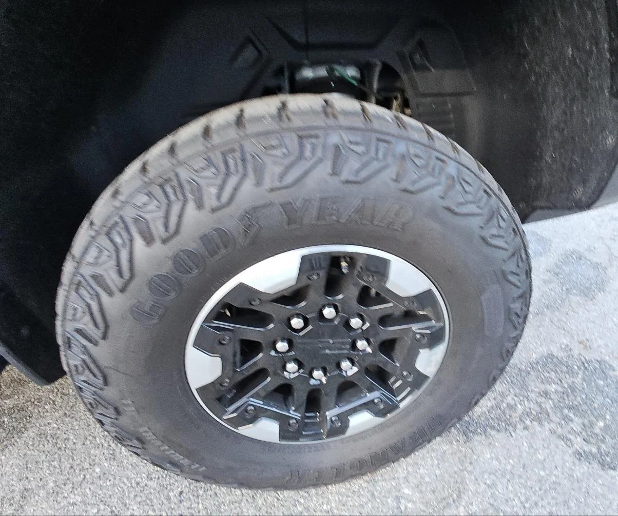 Used 2024 Meteorite Metallic (Grey) GMC 2X image 17