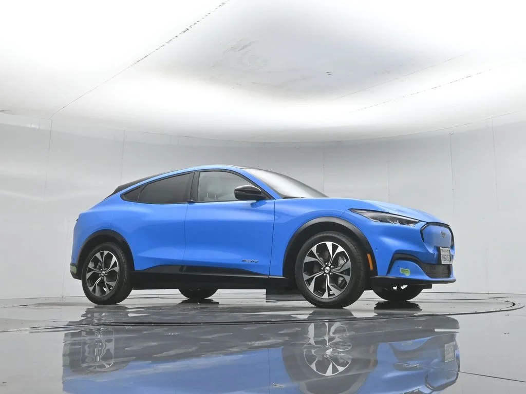 Used 2023 Blue Ford Premium image 3