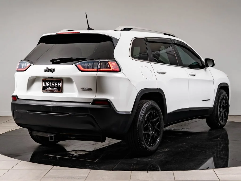 Used 2019 Bright White Clear Coat Jeep Latitude image 10