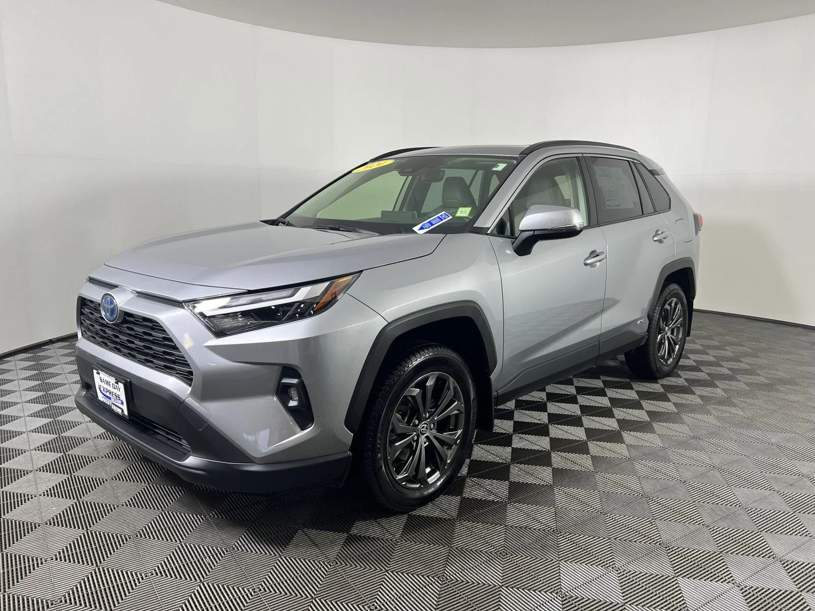 Used 2024 Silver Sky Metallic Toyota XLE Premium image 7