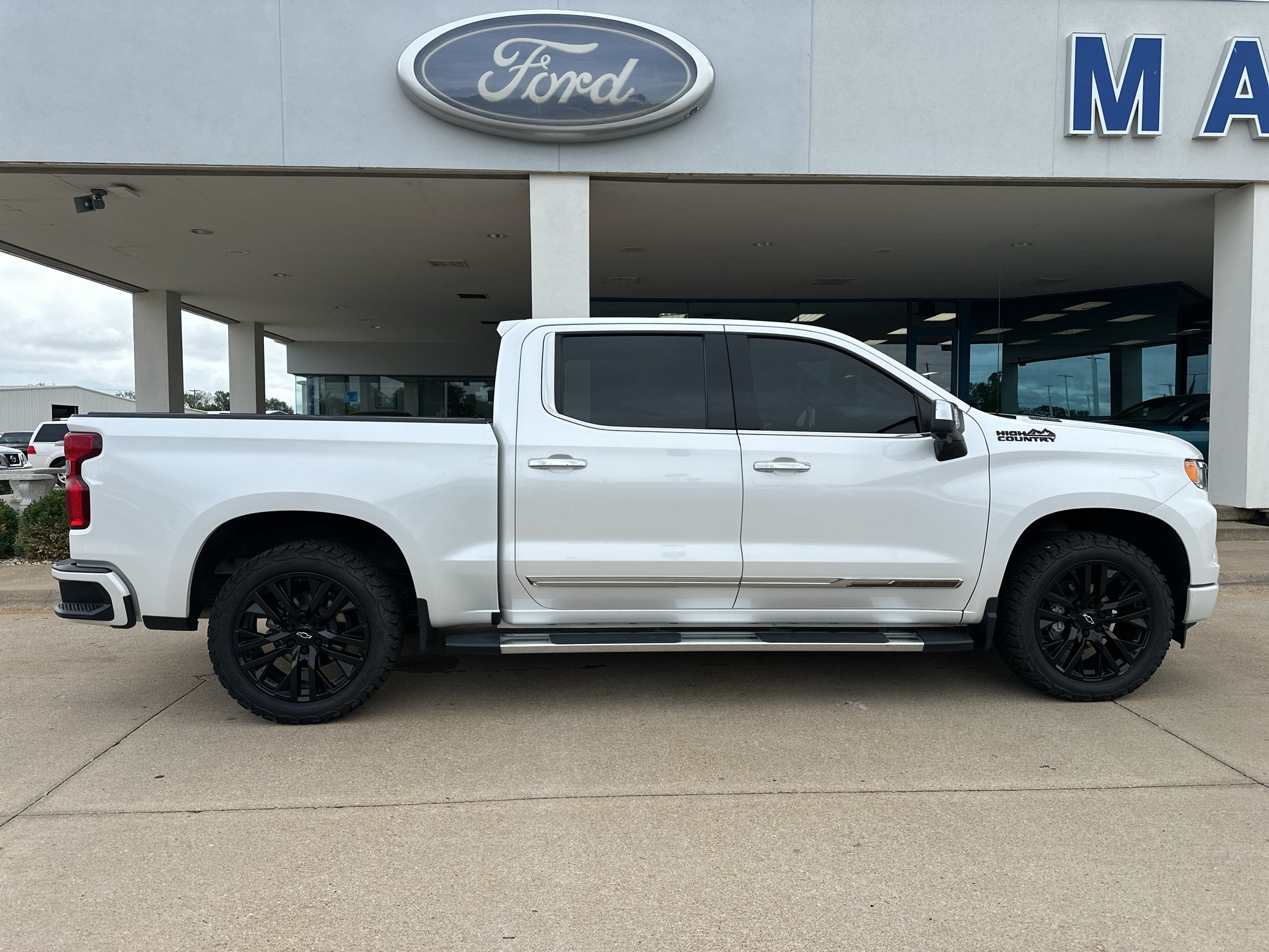 Used 2022 Iridescent Pearl Tricoat Chevrolet High Country image 10