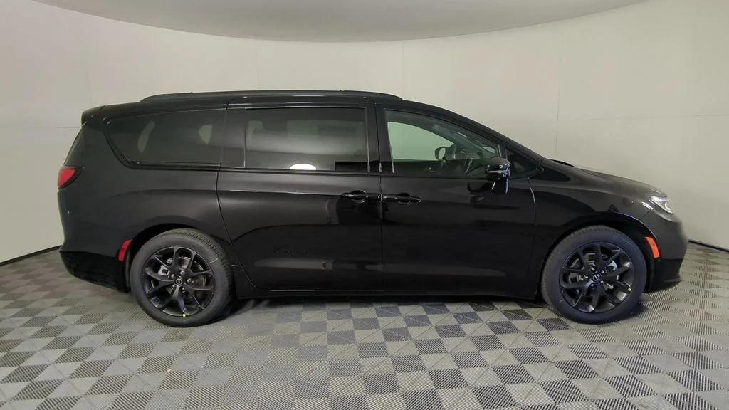 New 2026 Diamond Black Crystal Pearl-Coat Exterior Paint Chrysler Select image 4