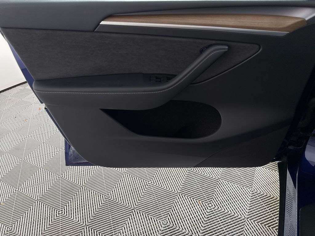 Used 2023  Tesla Long Range image 9