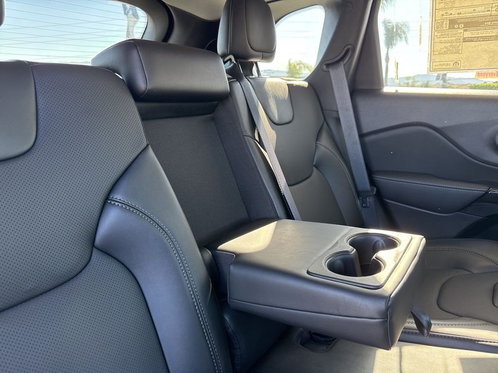 New 2023 Bright White Clear-Coat Exterior Paint Jeep Altitude Lux image 22