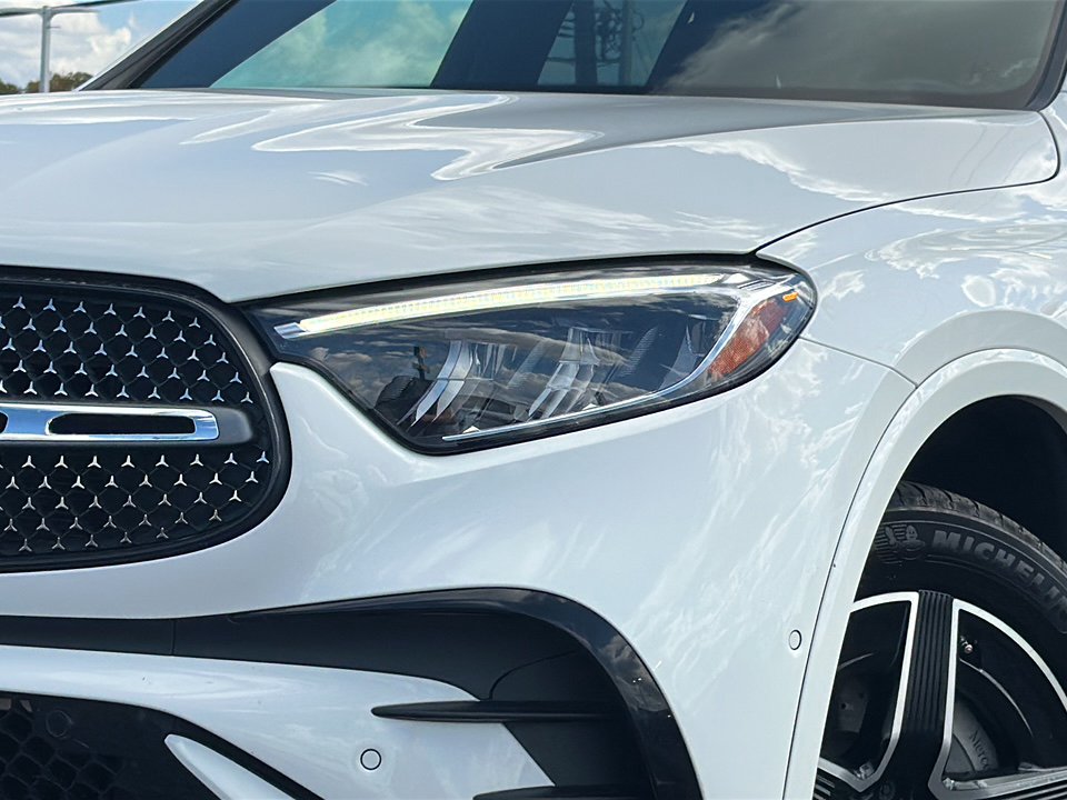 Used 2024 Polar White Mercedes-Benz 4MATIC® SUV image 4